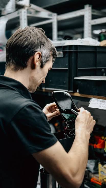 Technicien effectuant un ajustement précis sur un équipement électronique